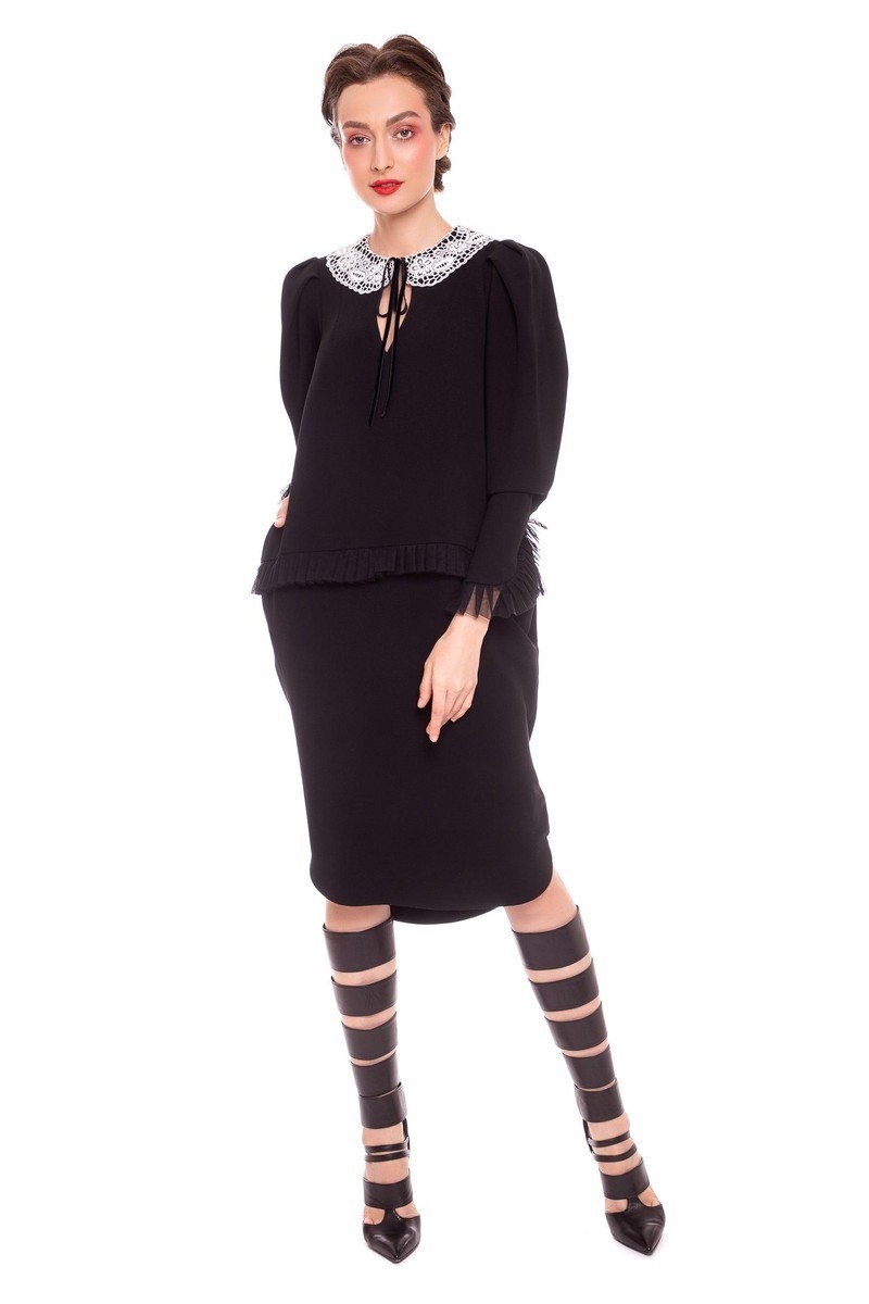 Oui, Madame Logo
